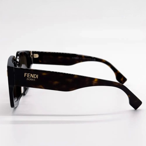 Fendi - Sonnenbrillen - FE40162F - 52E - 54