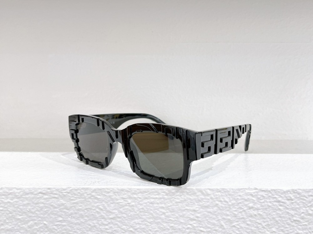 Fendi - Sonnenbrillen - FE40104I - 01C - 50