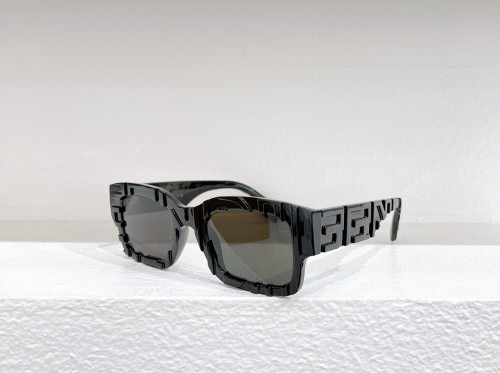 Fendi - Sonnenbrillen - FE40104I - 01C - 50